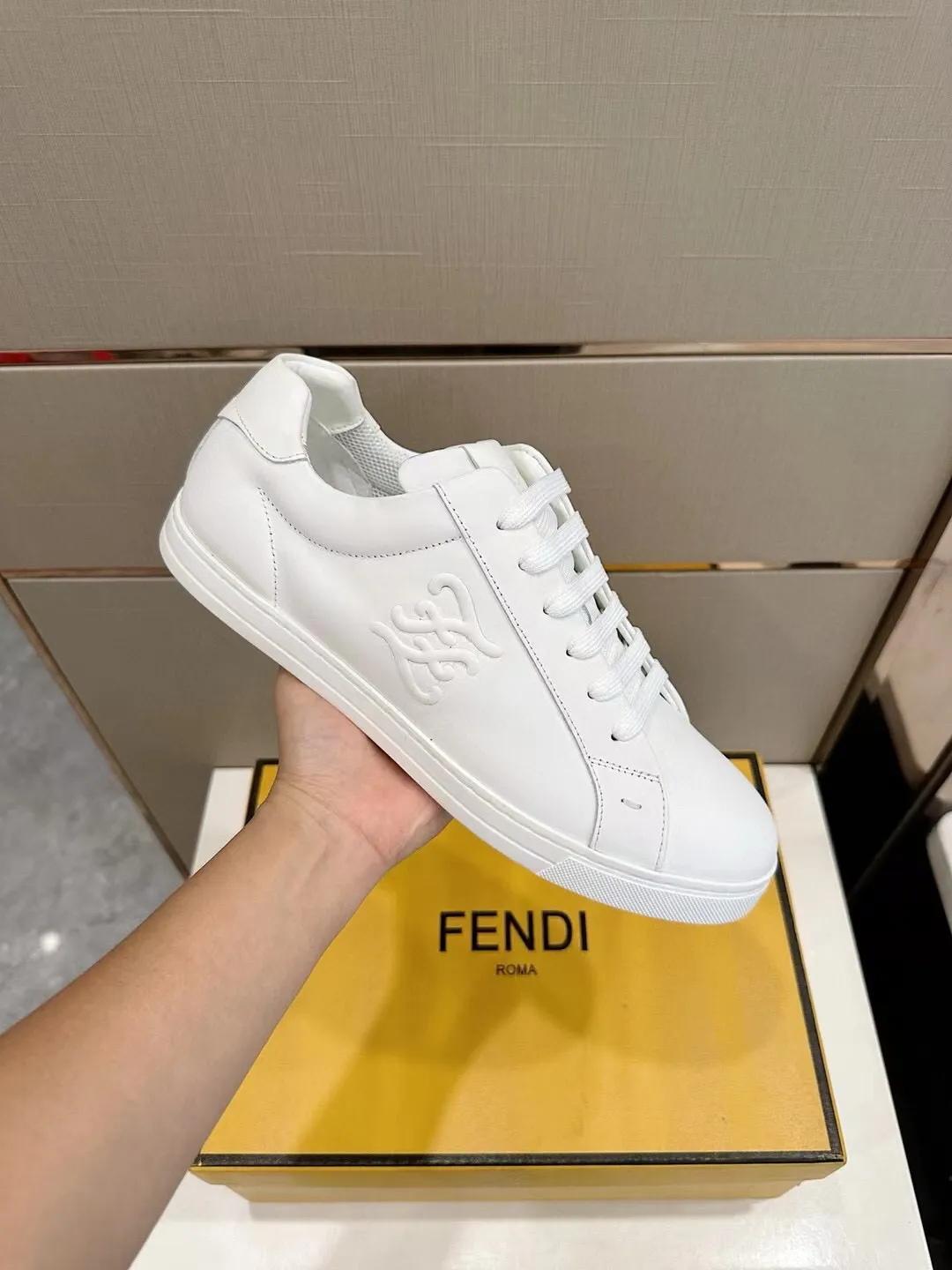 Factory price: 380💰 Fendi men's sports shoes - top version. In the corner, there is no limit to expression, highlighting the FF element cowhide to highlight personality, walking well! The brand letters are embossed with a cowhide label on the shoe mouth. Cowhide upper + cowhide stitching mesh lining + T men's men's shoes 💰U outsole Size: 38-44 (45 customized)